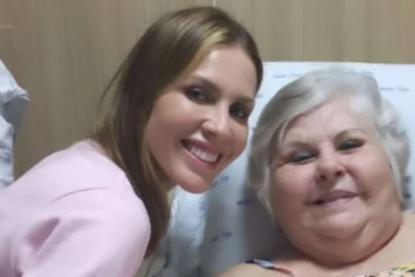 Amigas desde o Big Brother Brasil 9, Vovó Naná recebeu cuidados da ex-sister Ana Carolina Madeira durante recente passagem no hospital - Metrópoles