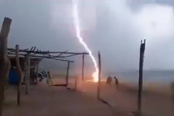 Imagem colorida mostra trecho de vídeo do momento em que raio atinge praia do México e deixa dois mortos - Metrópoles