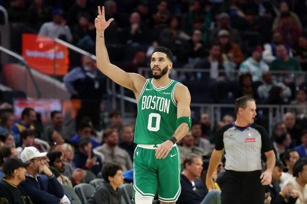 Imagem colorida de Jayson Tatum comemorando - Met´ropoles