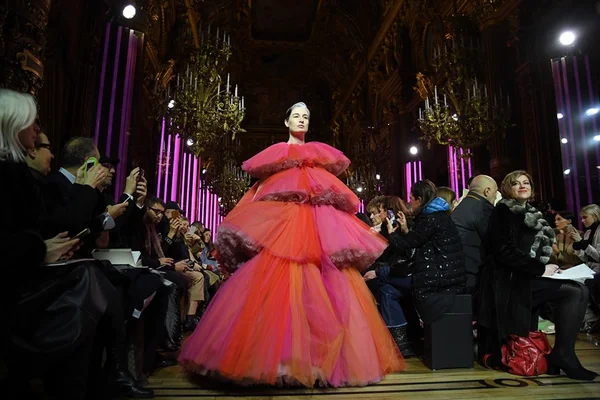 Schiaparelli abre Semana de Alta-Costura com cores e western luxuoso