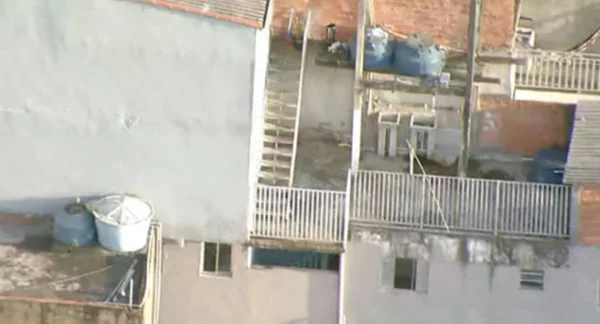Imagem aérea de sacada de um sobrado de onde mulher jogou filho - Metrópoles