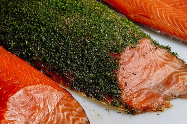 Chef Simon Lau apresenta linha de salmões nórdicos