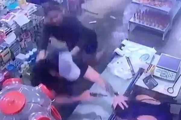 Vídeo. Homem atira ao menos cinco vezes contra esposa; arma falha