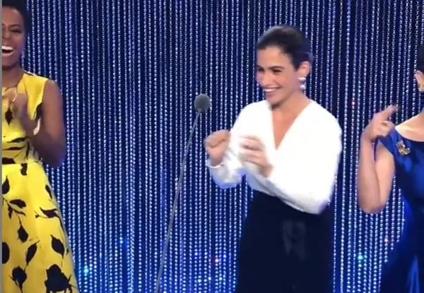 Renata Vasconcellos dança e Annemberg sugere que colega endoidou