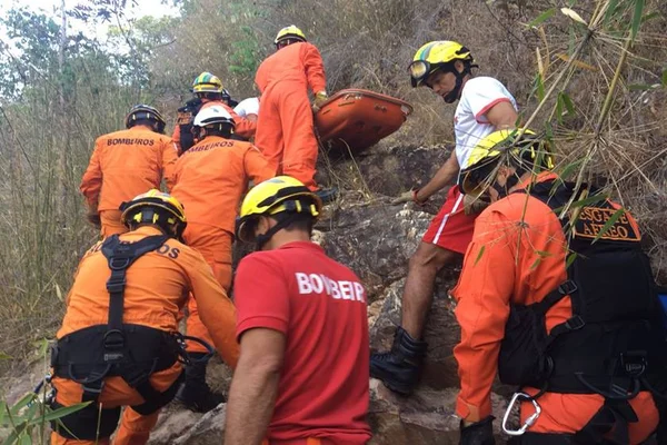 Menina de 12 anos morre ao cair da cachoeira Poço Azul