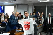 Parlamentares posam para fotografia exibindo camiseta que pede o fim da escala 6x1 Parlamentares posam para fotografia exibindo camiseta que pede o fim da escala 6x1