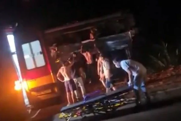 Estudantes e socorristas durante resgate de vítimas de acidente entre ônibus e carreta no interior de SP - Metrópoles