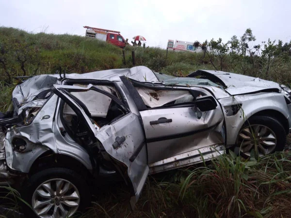 Veículo capota na BR-060 e deixa um adulto e duas crianças feridos