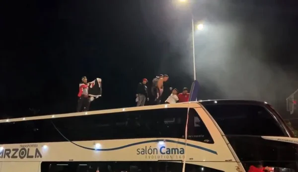 Jogador apanha de torcedores em comemoração no Chile; assista