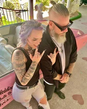 Influencer gera debate ao afirmar que se casou com seu padrasto