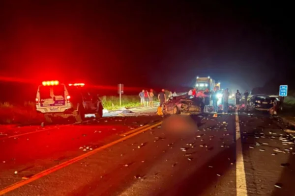 Foto colorida de pista BR-101 após acidente matou uma família com duas crianças e dois adultos