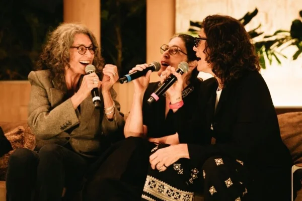 Simone, Mônica Salmaso e Zélia Duncan cantam sentadas