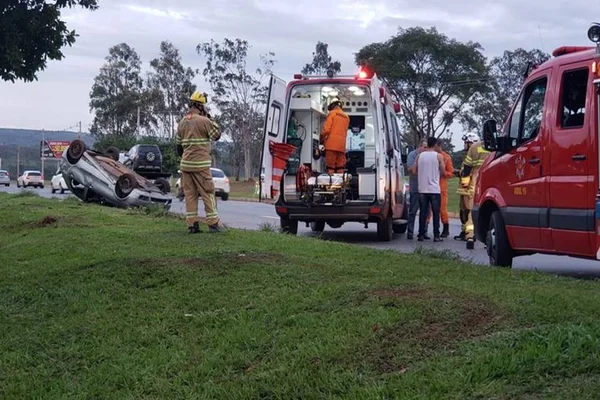 Carro capota na Epia Norte e complica trânsito neste sábado