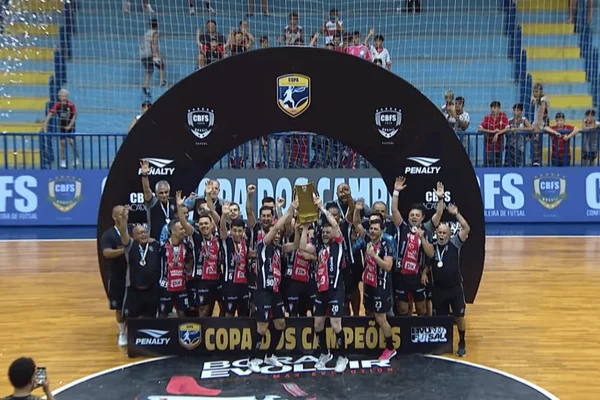 Joinville levantando a taça da Copa dos Campeões de Futsal