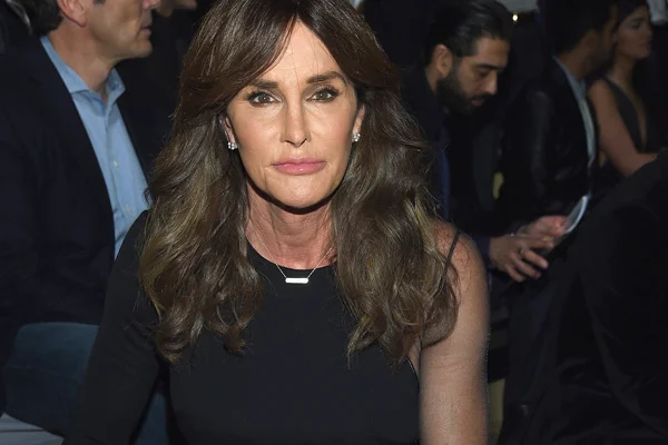 Caitlyn Jenner é ofendida por transexuais em porta de hotel