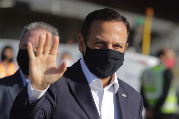 O Governador João Doria acompanha nesta sexta-feira (18) a chegada em São Paulo no aeroporto de Guarulhos, da terceira remessa da vacina Coronavac, desta vez num lote de 2 milhões de doses, enviados pela farmacêutica chinesa Sinovac Life Science