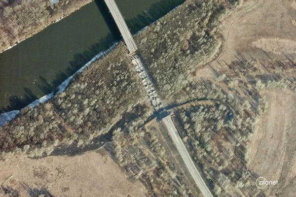 Ponte em Zolotynka, na Ucrânia, depois dos danos ocorridos de ataques da Rússia ao país - Metrópoles
