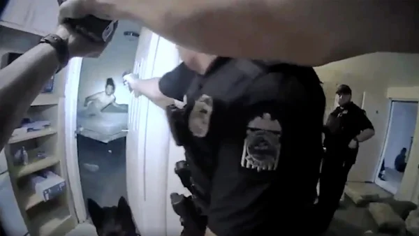 Policial atirando em homem negro