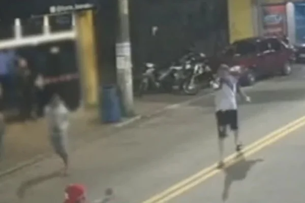 Imagem colorida de homem armado e atirando contra funkeiro. Metrópoles
