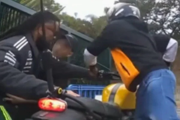 Dois criminosos armados abordaram Rael, que teve sua moto levada; veículo foi recuperado em Osasco com auxílio do rastreador e da GCM - Metrópoles