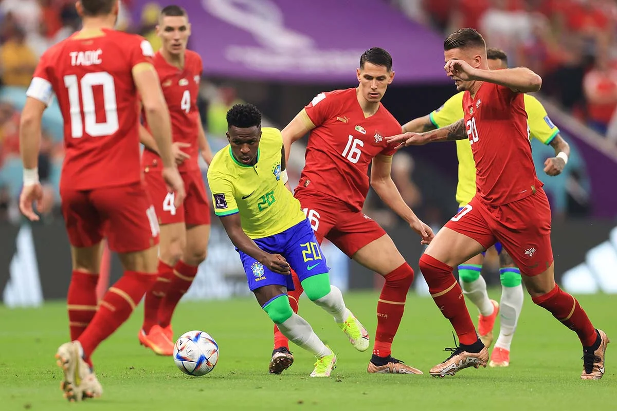 Vinicius Junior do Brasil é cercado por jogadores sérvios durante a partida do Grupo G da Copa do Mundo da FIFA Qatar 2022 entre Brasil e Sérvia no Lusail Stadium em 24 de novembro de 2022 na cidade de Lusail, Qatar Vinicius Junior do Brasil é cercado por jogadores sérvios durante a partida do Grupo G da Copa do Mundo da FIFA Qatar 2022 entre Brasil e Sérvia no Lusail Stadium em 24 de novembro de 2022 na cidade de Lusail, Qatar