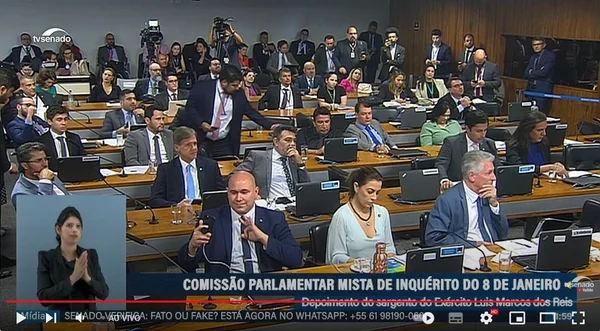 O deputado federal Abílio Brunini (PL-MT) fez um gesto considerado supremacista durante a Comissão Parlamentar Mista de Inquérito que apura os atos golpistas do 8 de janeiro.