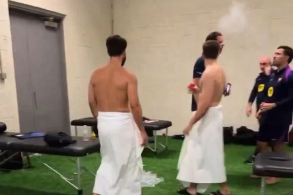 Yamal “flagra” Szczesny fumando cigarro durante celebração do título