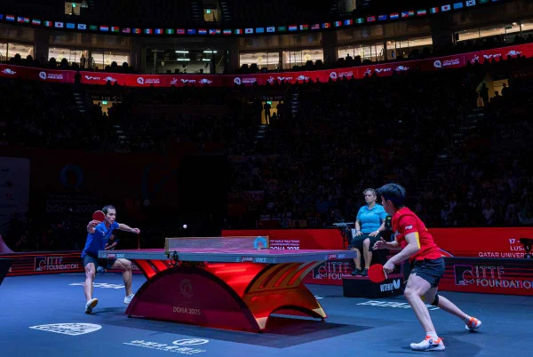 Imagem colorida da partida de tenis de mesa - Metrópoles