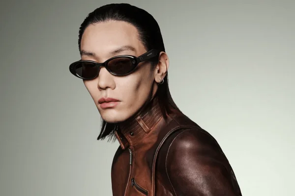foto com cor. modelo usa óculos inteligente da gentle monster em parceria com a google e a samsung - metrópoles