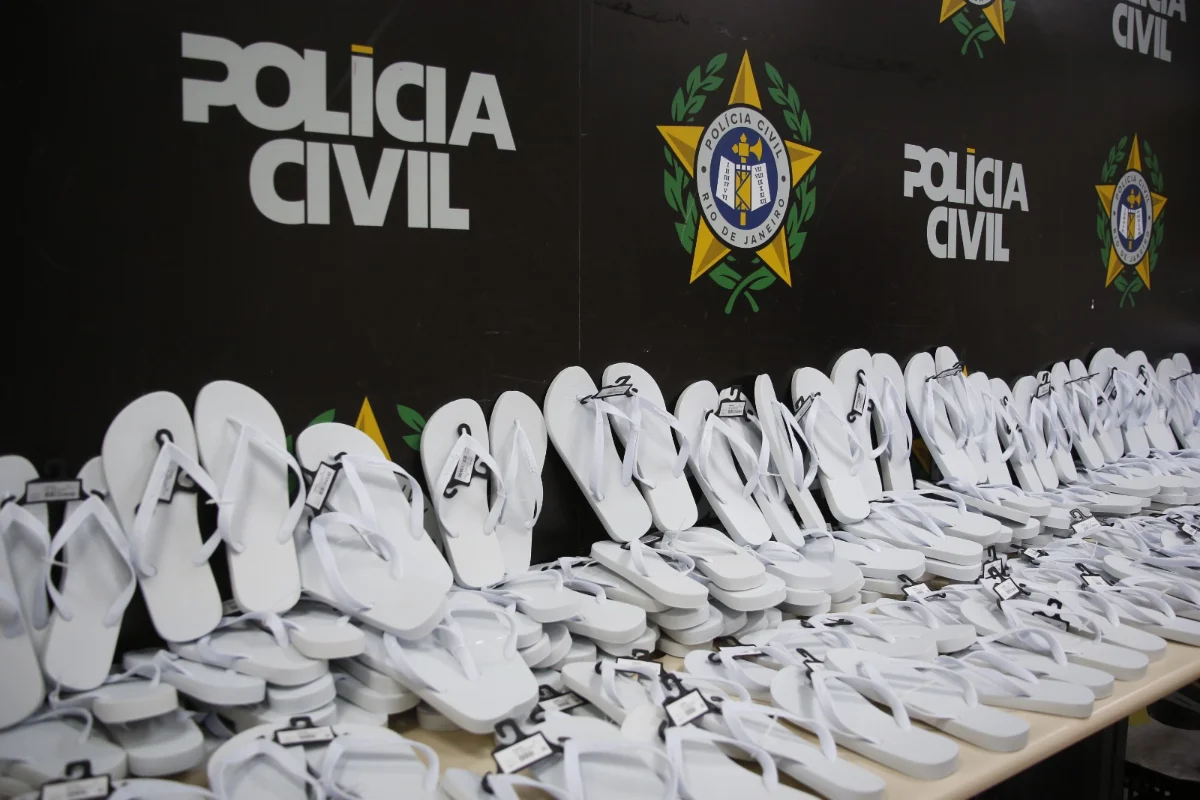 Polícia entrega mais de mil chinelos apreendidos para presos no Rio