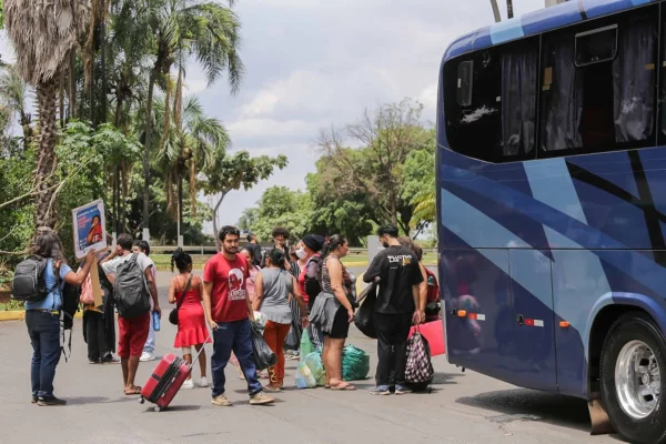 Após negociações, famílias desocupam hotel abandonado no DF