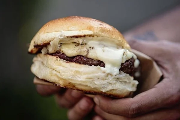 Pão, carne e queijo: três lugares para comer ótimos burguers “simples”