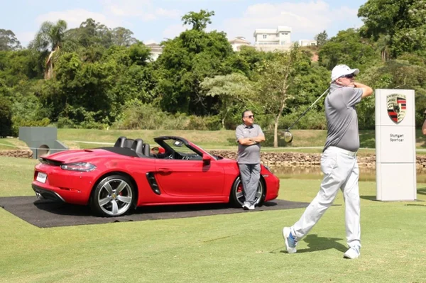 Wagner Martins, o "Mecenas do Golfe" com o narrador Galvão Bueno e uma Ferrari