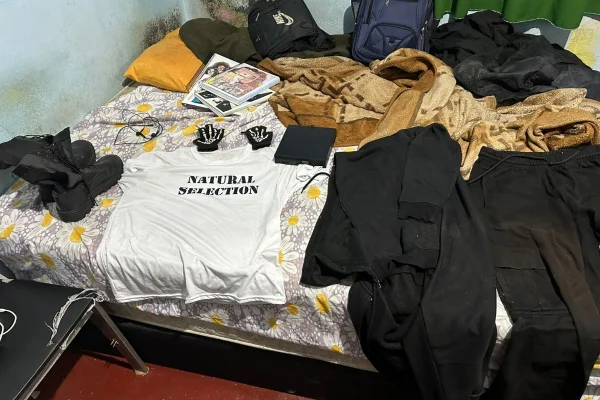 Imagem colorida mostra equipamentos apreendidos na casa do jovem. Metrópoles