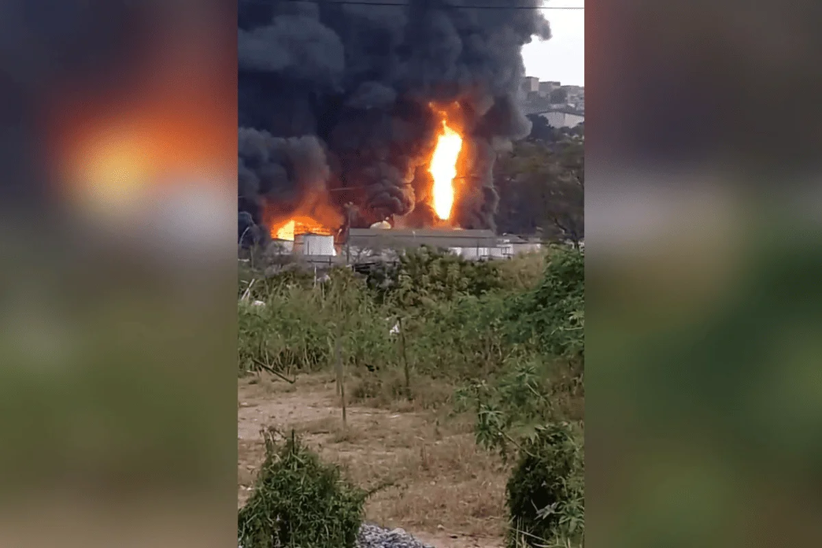 Fábrica foi evacuada preventivamente após incêndio atingir tanques de solventes. Imagens mostram chamas intensas e muita fumaça preta Fábrica foi evacuada preventivamente após incêndio atingir tanques de solventes. Imagens mostram chamas intensas e muita fumaça preta