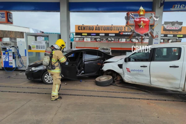 Acidente entre três carros acerta bomba de combustível em posto do DF
