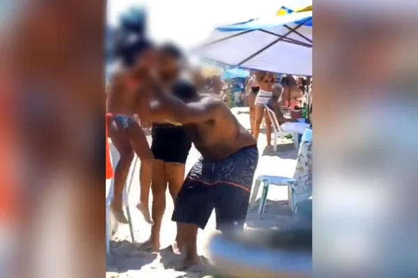 pai espanca filhas praia salvador - Metrópoles