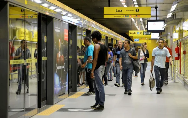 foto colorida mostra Passageiros em plataforma de estação da Linha 4 Amarela do Metrô, em SP