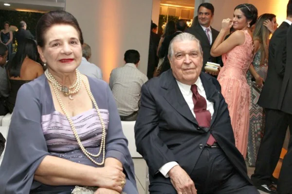Foto de casal sentado em festa - Metrópoles