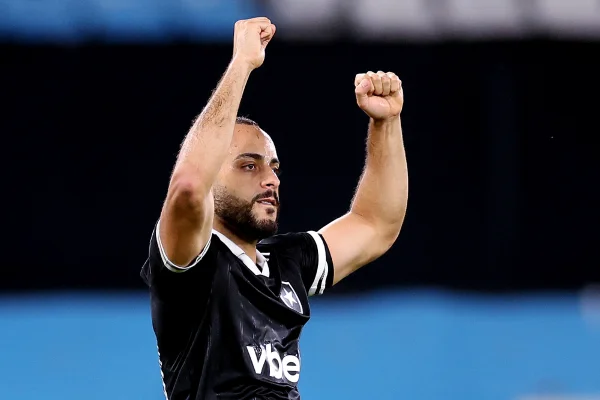 Arthur Cabral comemorando gol pelo Botafogo
