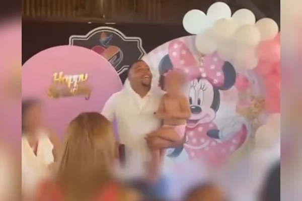 “Com quem será?”: pai saca arma em festa da filha e divide a web