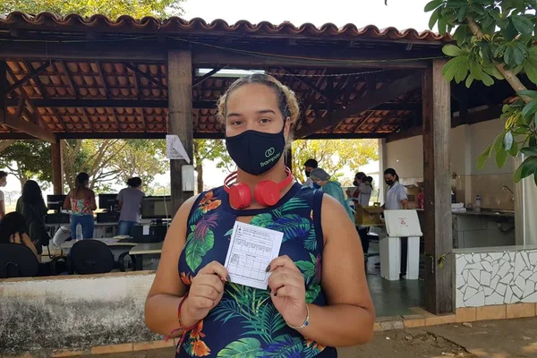 Laura Sousa, 16 anos, acordou cedo para se vacinar contra a Covid-19