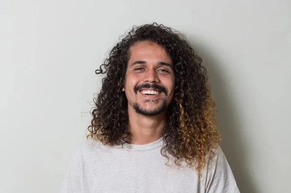 Rocinha tomada por UPP é tema da estreia de Geovani Martins no romance