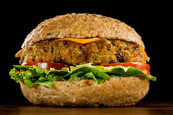 Chef Junior Durski ensina a fazer o hambúrger vegetariano do Madero