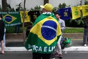 Manifestante em ato pró-Flávio em frente ao Insper Manifestante em ato pró-Flávio em frente ao Insper