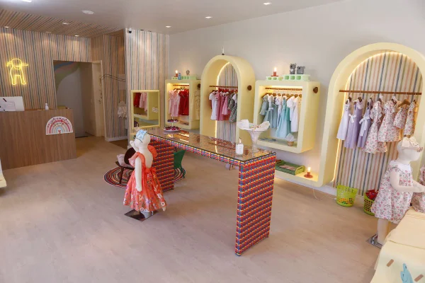 Na imagem com cor, interior da loja Fillipa - Metrópoles