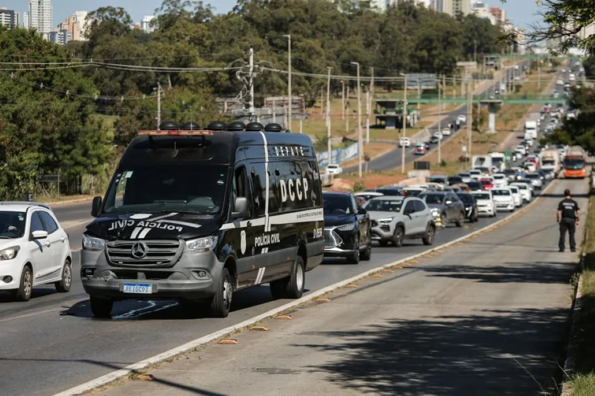 Viatura da DCCP colide em carro na EPTG durante transferência de presos