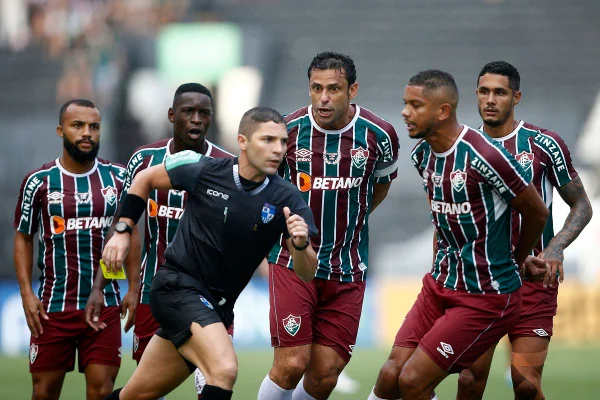 Em clássico nervoso, com duas expulsões, Fluminense supera o Flamengo