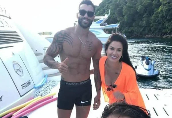Gusttavo Lima e Andressa são flagrados juntos em lancha, em Angra dos Reis (RJ)