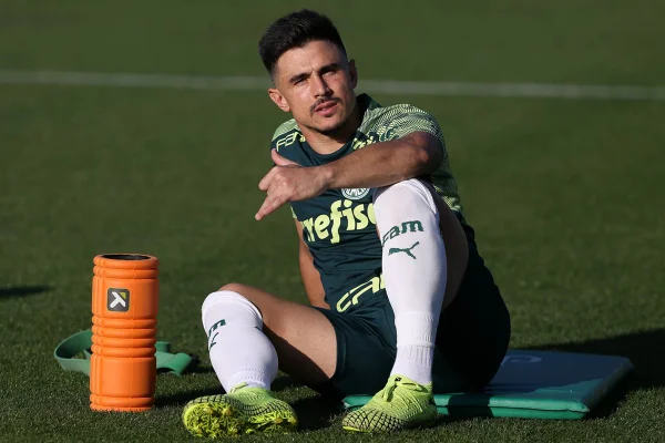 Imagem colorida mostra Willian Bigode sentado em um campo de futebol com uniforme de treino do Palmeiras, na época em que ele atuava pelo clube paulista - Metrópoles